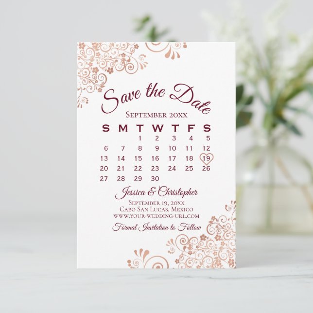 Save The Date Burgundy & Rose Gold Lace Élégant Calendrier de ma (Debout devant)