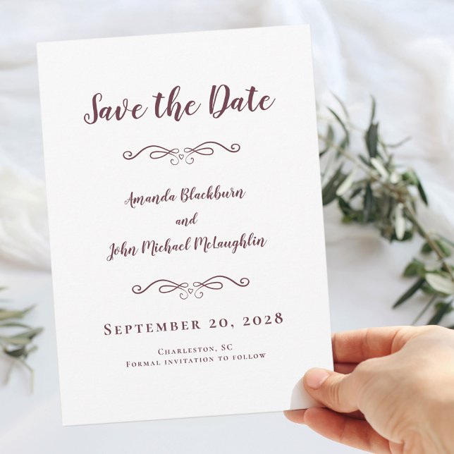 Save The Date Calligraphie romantique délicate en écriture Bourg (Delicate Burgundy Script Romantic Calligraphy Chic Save The Date Wedding Invitation Announcement )