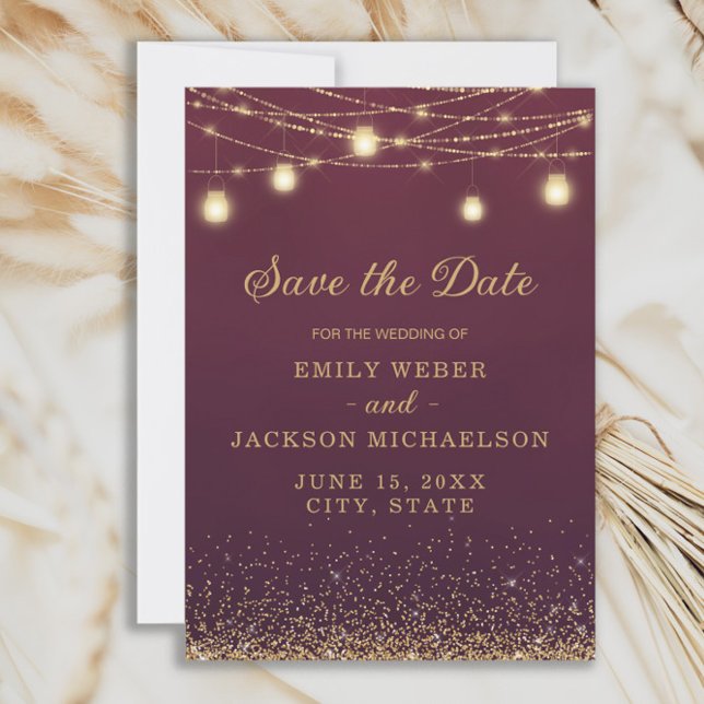 Save The Date Chaîne de Parties scintillant or Bourgogne Lumière (Elegant burgundy wedding Save the Date with gold glitter and string lights.)
