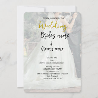 Save The Date couple étreindre la robe mariage extérieure
