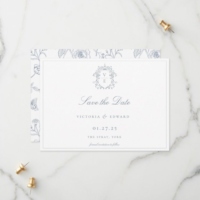 Save The Date Dusty Blue Crest Monogram Mariage QR Code (Devant/Arrière en situation)