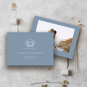 Save The Date Élégant Blason Monogramme Bleu Poussiéreux de Mari
