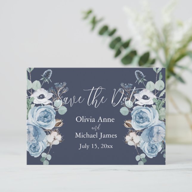 Save The Date Élégant bleu foncé et blanc à motif floral et écri (Debout devant)