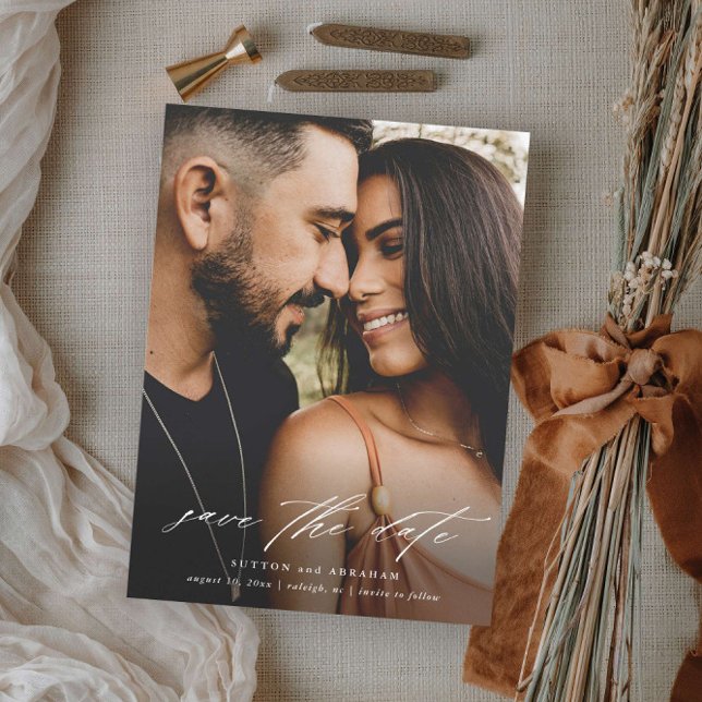 Save The Date Élégant Mariage de photos de script (Simple modern script photo wedding save the date announcement card.)