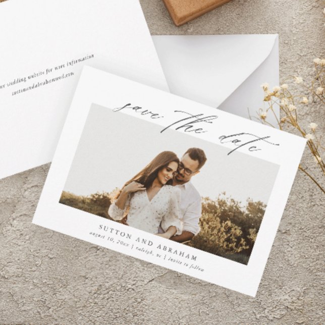 Save The Date Élégant Mariage de photos de script (Elegant script calligraphy photo wedding save the date announcement cards.)