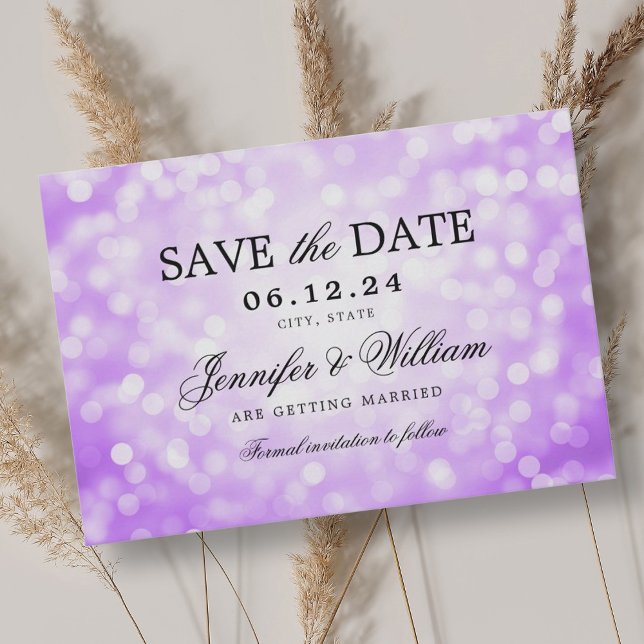 Save The Date Élégant Script Mariage Purple Bokeh Lumières (Elegant Script Wedding Purple Bokeh Lights Save The Date)