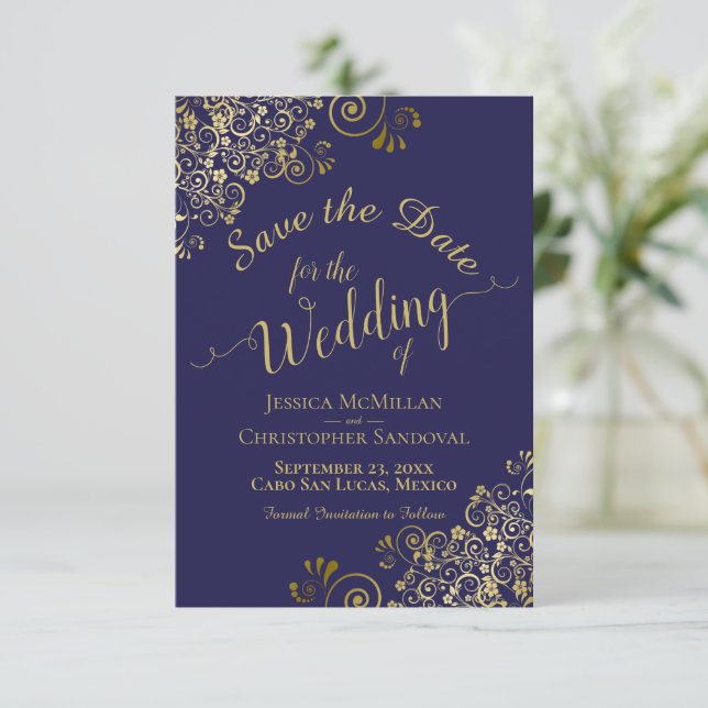 Save The Date Elégante dentelle d'or sur Mariage bleu marine (Debout devant)