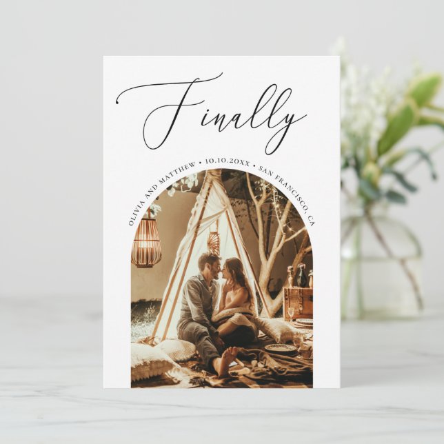 Save The Date Enfin Script. Arc romantique moderne Mariage photo (Debout devant)