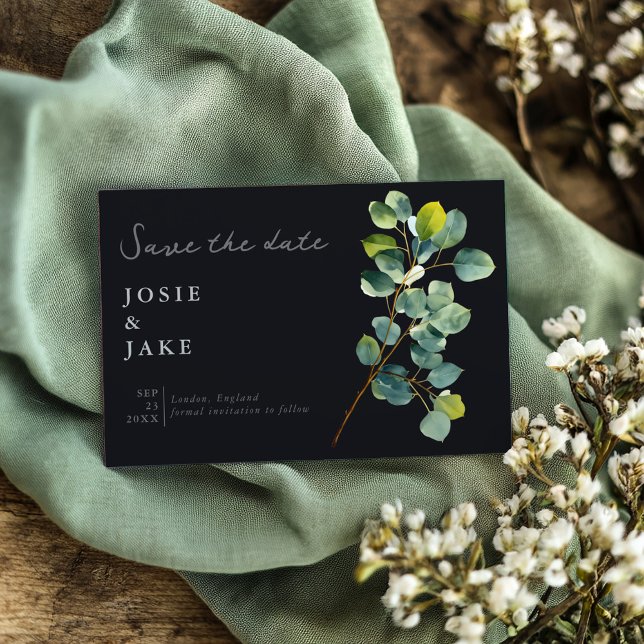 Save The Date Eucalyptus branche verte feuilles foncé enregistre (Dark card with eucalyptus branch and elegant white text.)