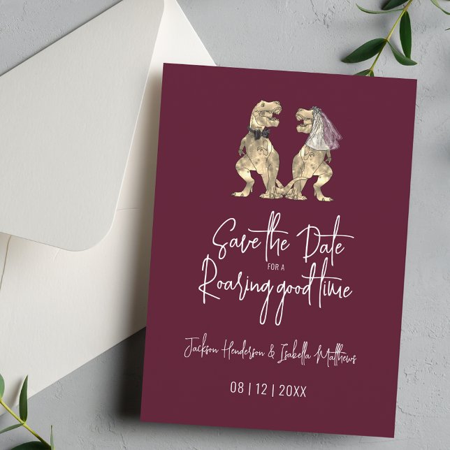 Save The Date Funny Dinosaur Mariée et Mariage de chambre Bourgo (Funny dinosaur bride and groom burgundy cream wedding save the date invitation Modern elegant trendy)
