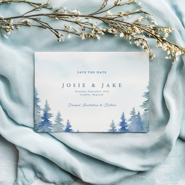 Save The Date Jolis arbres de Noël pour mariage, enregistrez la  (Winter forest soft blue and green pine trees wedding save the date card)
