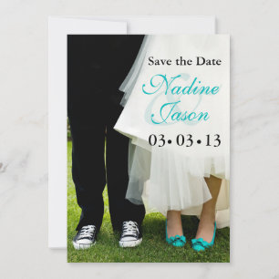 Save The Date La jeune mariée et les baskets et les talons hauts
