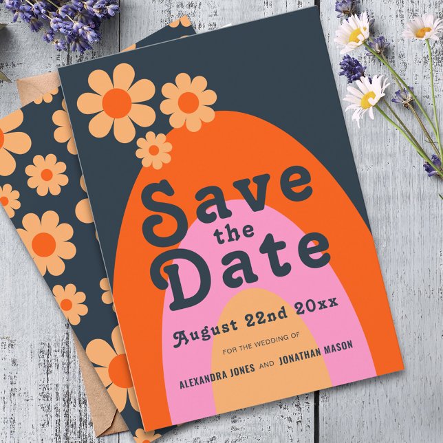 Save The Date Mariage Daisy Rétro Moderne des Années 70 (Modern retro daisy arch wedding save the date with groovy 70s vintage typography )