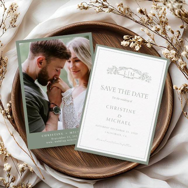 Save The Date Mariage de monogramme de la crête botanique verte  (Créateur téléchargé)