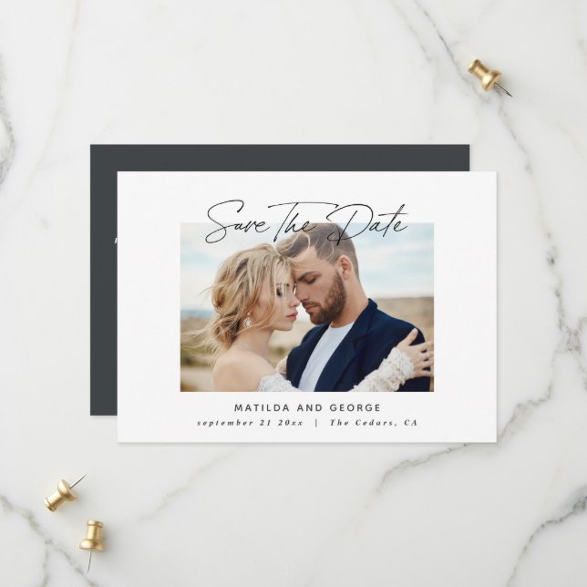 Save The Date Mariage élégant à écriture moderne (Devant/Arrière en situation)