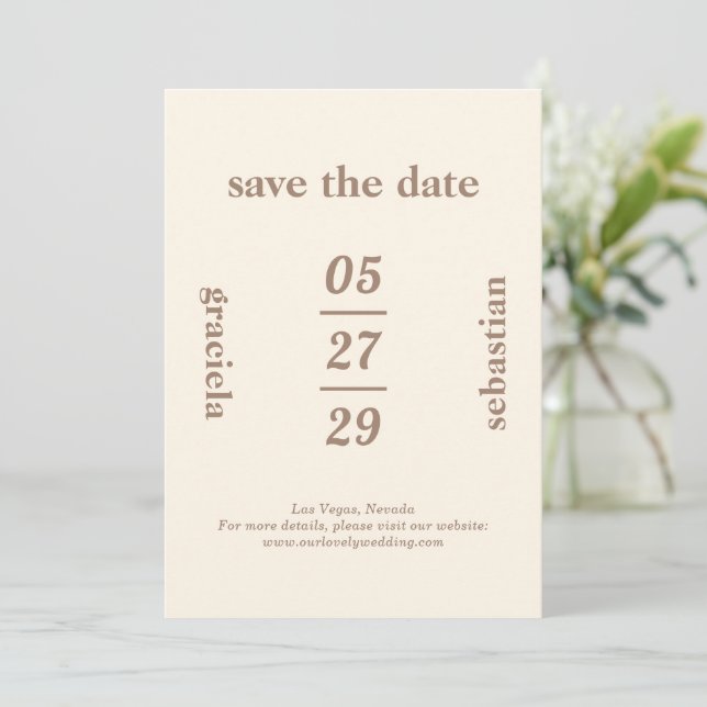 Save The Date Mariage moderne Mocha Neutre Typographique (Debout devant)