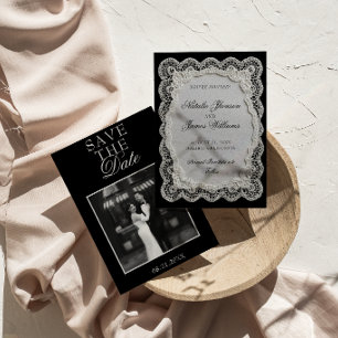 Save The Date Mariage Photo en Noir et Blanc sur Fond de Dentell