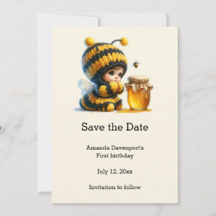 Save The Date Mignonne fille en costume d'abeille avec du miel A