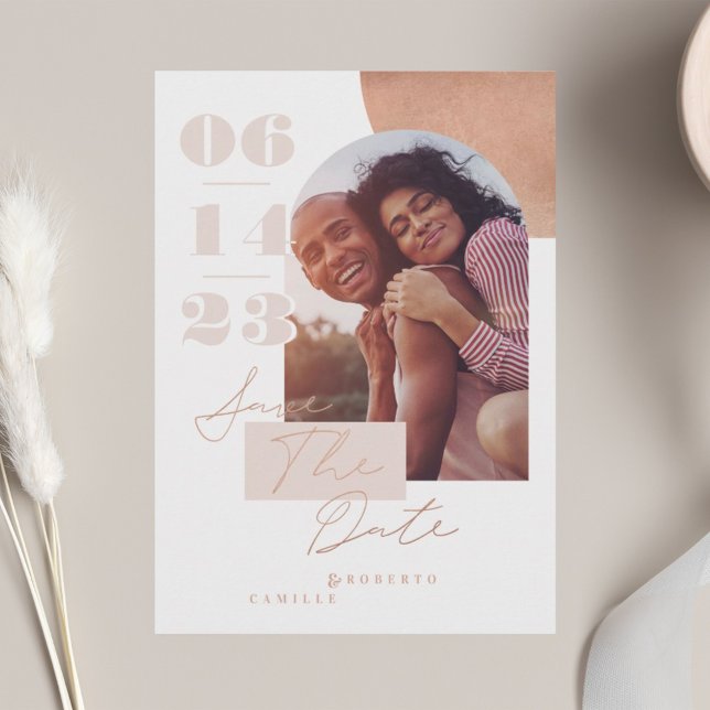 Save The Date Moderne géométrique Bold Imprimer Pink Couple Phot (Modern Geometric Bold Print Pink Couple's Photo Save The Date)