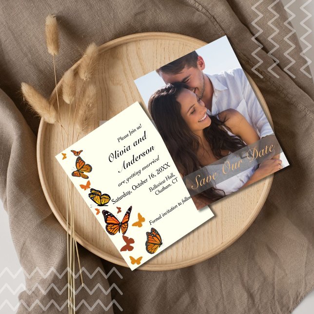 Save The Date Papillon Monarque Photo mariage de automne (Monarch butterflies add romantic fall vibes to this photo save the date. )