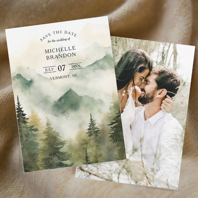 Save The Date Photo d'aventure naturelle de montagne de pin (Pine Tree foggy forest mountain)