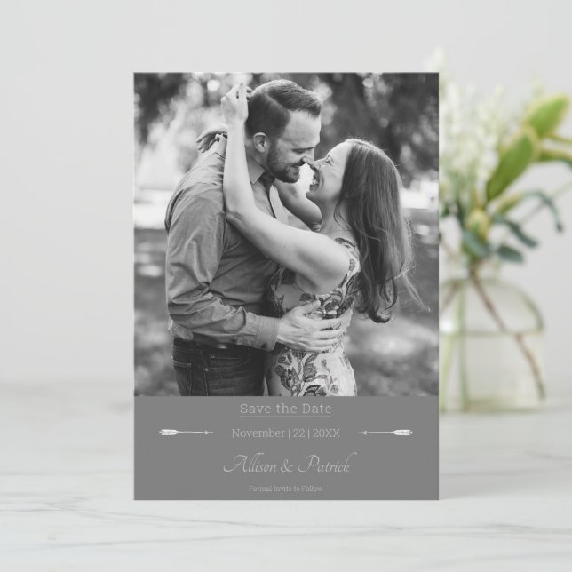 Save The Date Photo de flèches minimalistes | Gris (Debout devant)