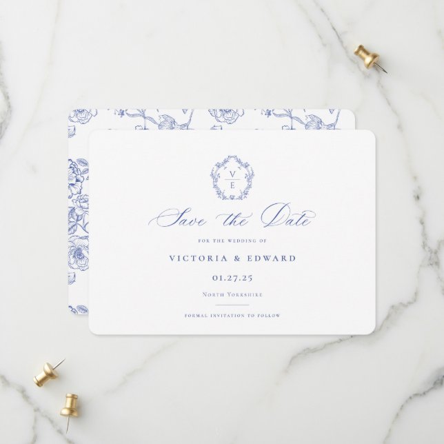 Save The Date Regency Blue Monogram Crest Mariage (Devant/Arrière en situation)