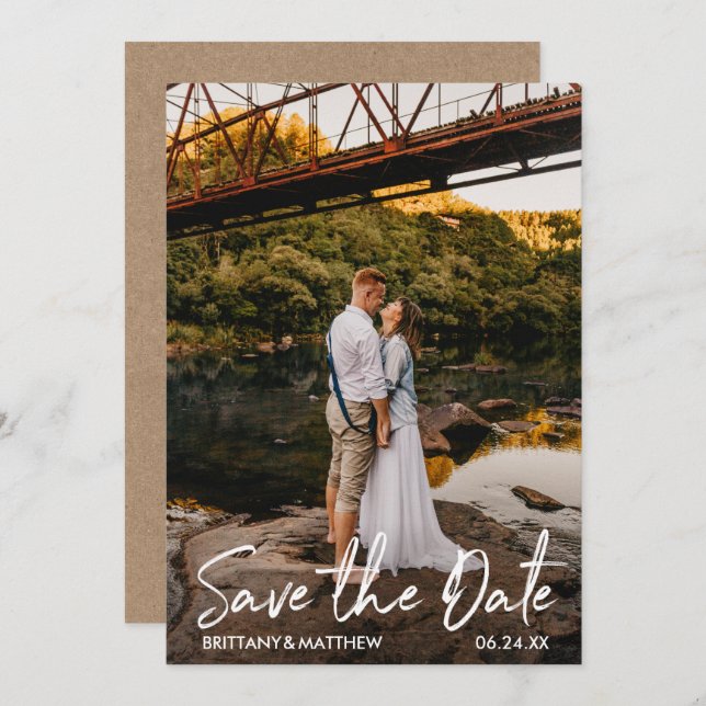 Save The Date Script manuscrit moderne Couple Photo Kraft (Devant / Derrière)