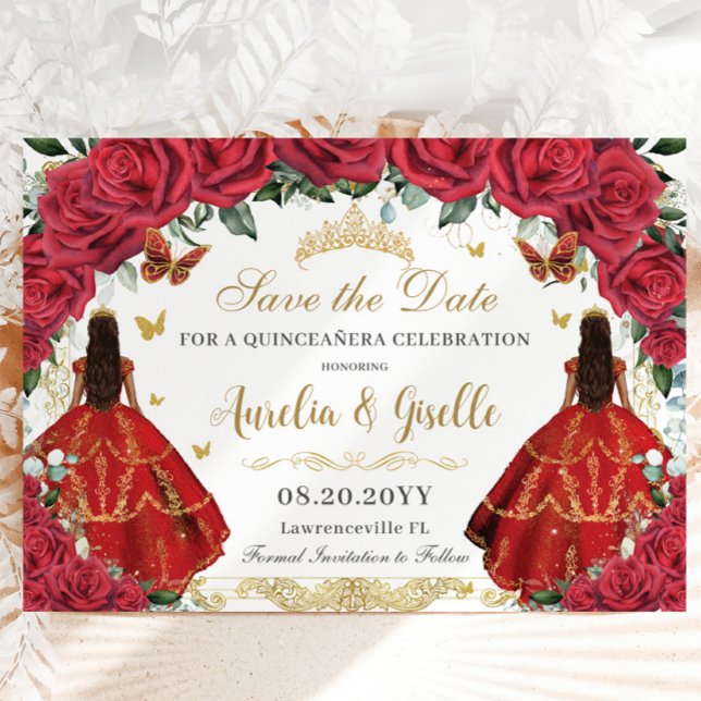 Save The Date Twins Quinceañera Princesses Roses rouges Floral O (twins quinceanera red roses floral birthday save the date cards brunette girls dresses gold crown)