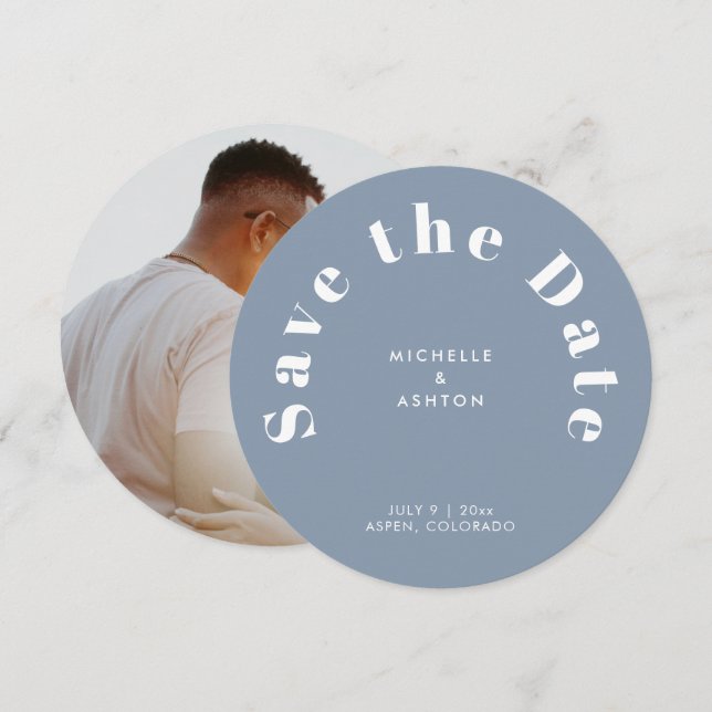 Save The Date Typographie moderne Cercle rond Dusty Bleu (Devant / Derrière)
