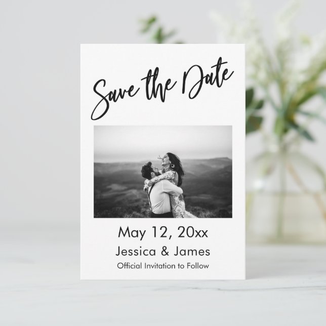 Save The Date Typographie simple noir et blanc avec photo (Debout devant)