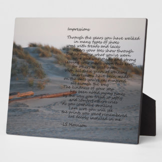 Scène de plage avec plaque poétique "Impressions"