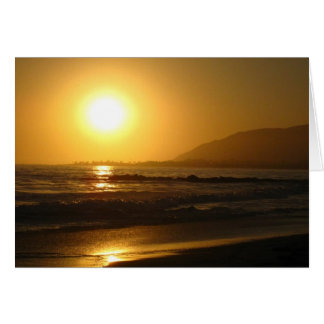 Scène de plage du coucher de soleil jaune
