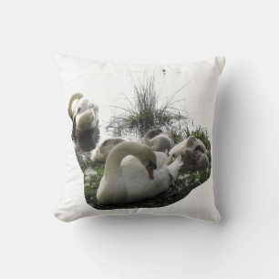 Schwanen-Familie am Morgen - Dekokissen Throw Pillow