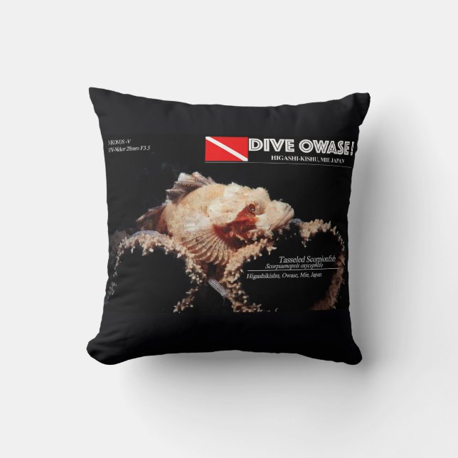 Scorpionfish on the sponge throw pillow (Front)