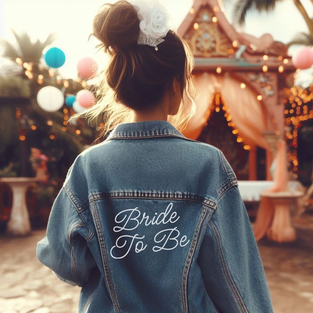 Script Bride à être (cute girl on her bachelorette party wearing a denim jacket with the wording "bride to be")