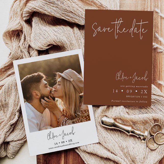 Script Minimaliste Terracotta Enregistrer La Carte (Terracotta wedding save the date featuring some modern calligraphy text and the couples photo.)