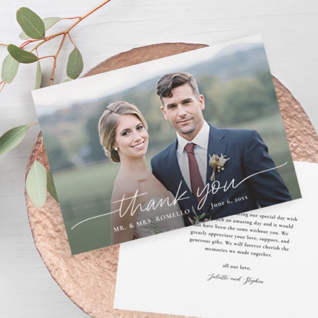 Script moderne Mariage photo simple Carte de remer (Elegant simple photo overlay wedding thank you card with message from the couple on the back.)