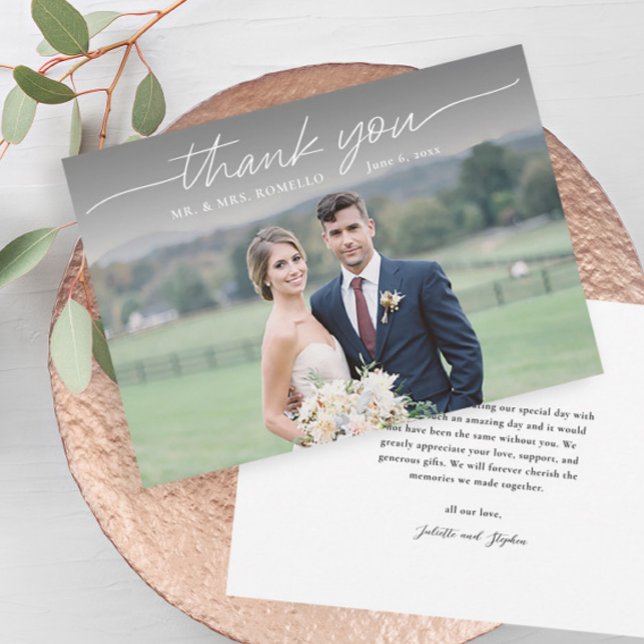 Script moderne Mariage photo simple Carte de remer (Elegant simple photo overlay wedding thank you card with message from the couple on the back.)