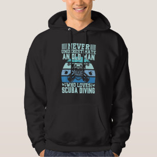 Scuba Diving Never Underestimate An Old Man Tauche Hoodie