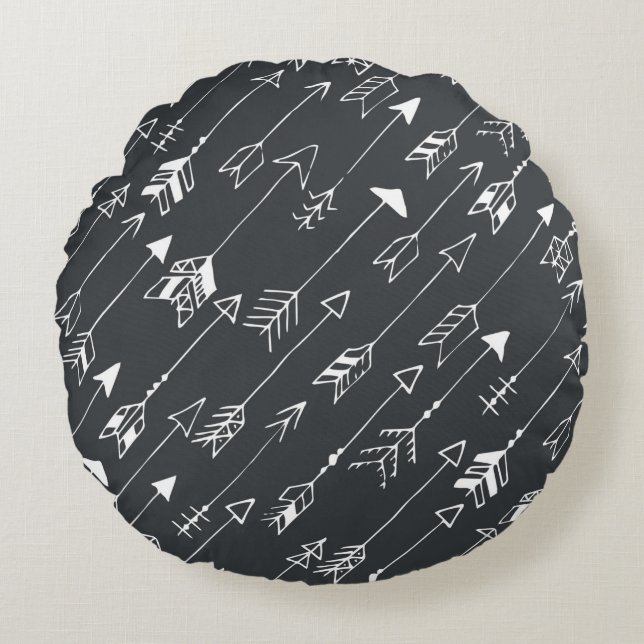 Seamless pattern with arrows on a black background round pillow (Front)
