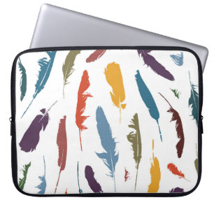 Seamless pattern with colored feathers on a light. laptop sleeve