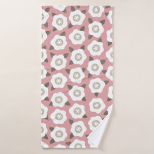 Seamless pattern with cute flowers on pink backgro bath towel