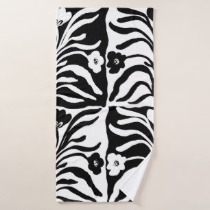 Seamless Vintage hand drawn floral a pattern with  Bath Towel