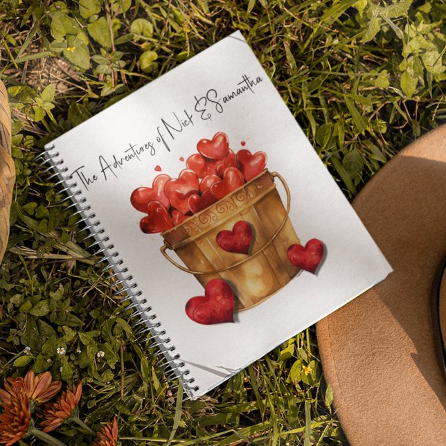 Seau plein d'amour Carnet spiral (Romantic couple's adventure and bucket list journal with a gold bucket full of red hearts.)