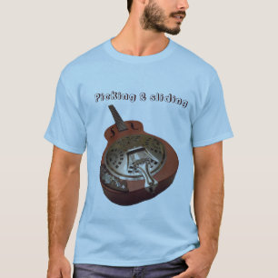 Sélectionnant et glissant le T-shirt de Dobro