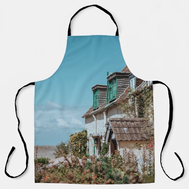 SELECTIVE FOCUS PHOTOGRAPHY OF WHITE AND BROWN CON APRON (Front)