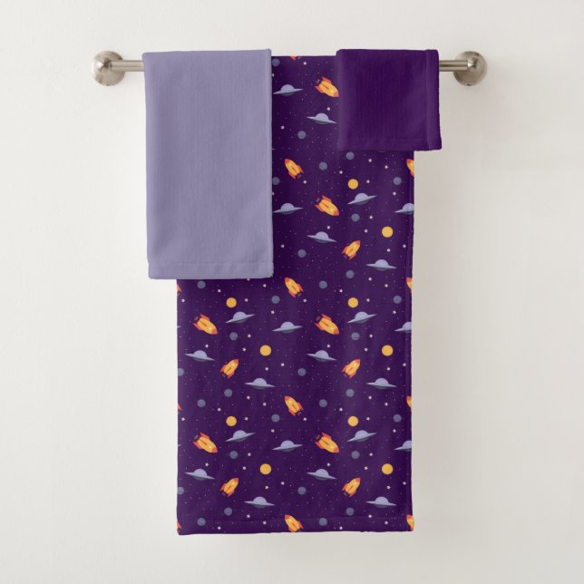 Serviette avec motif de planètes et d'étoiles viol (En situation)