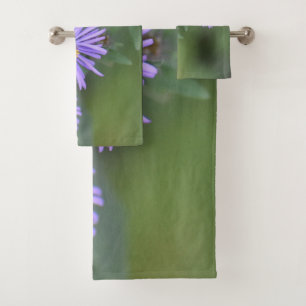 Serviette de bain aux fleurs violettes