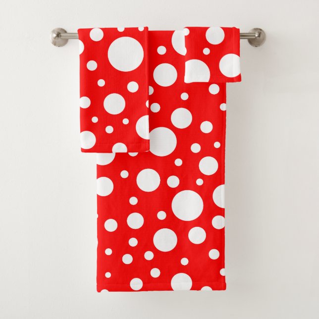 Serviette de bain aux points rouges (En situation)